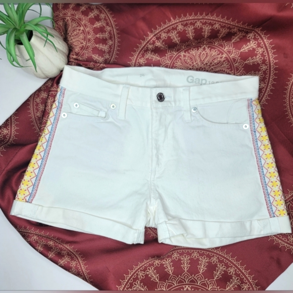 GAP Shorts White Embroidered Size 24 NWT